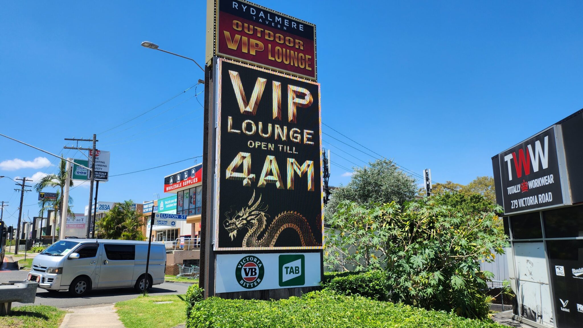 Rydalmere Tavern Pylon Style Digital LED Sign & Parking Display Signage