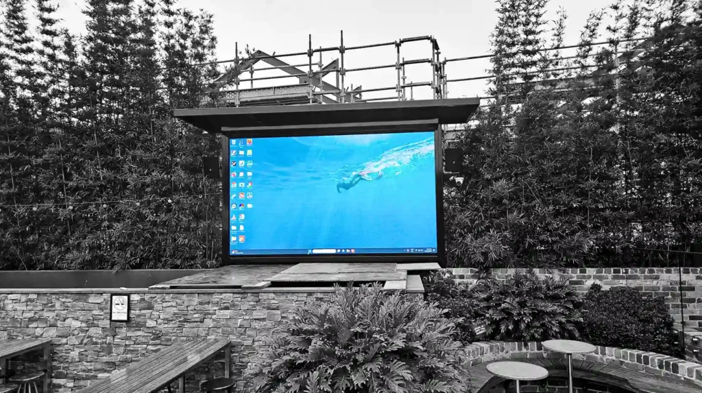 Outdoor LED video wall with high-brightness display for daylight visibility